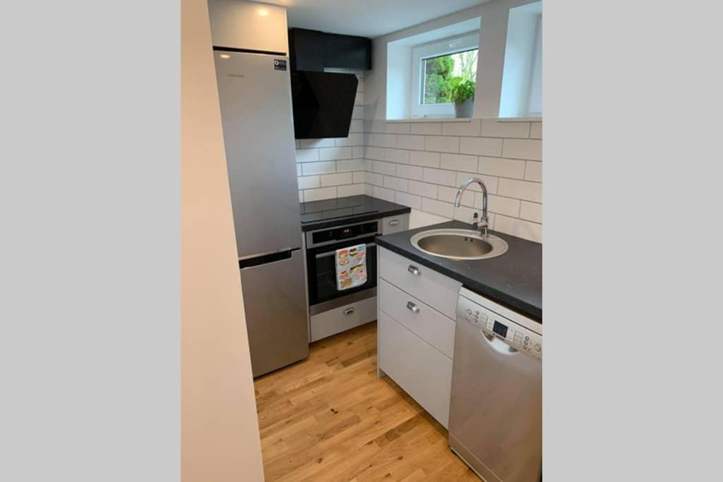 Nyrenoverat Kaellarlaegenhet Apartment Ljungskile Bagian luar foto